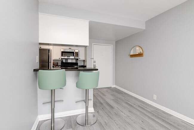 Foto del edificio - Modern 2 Bedroom 2 Bathroom Apartment Right Next to SDSU  -  WITH 2 PARKING SPOTS!!!