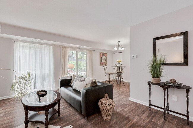 Foto del edificio - 6151 Edsall Rd