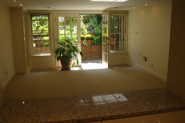 Foto del edificio - 3634 Windom Pl NW