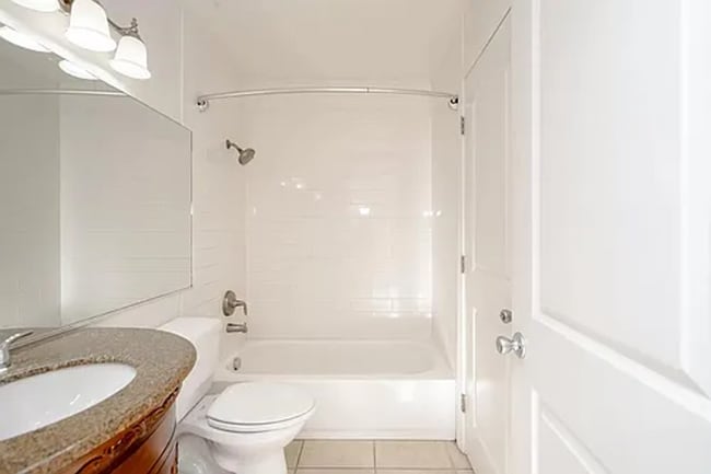 Building Photo - Charming 2-Bedroom Apartment with Updated ...