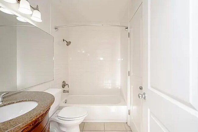Foto del edificio - Charming 2-Bedroom Apartment with Updated ...