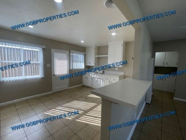 Foto del edificio - Will not Last! Charming 2 BD / 1 BA Norwalk Home with One Car Garage / Laundry Hook Ups