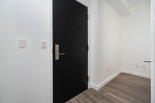 Photo du bâtiment - 8 Eglinton Ave E