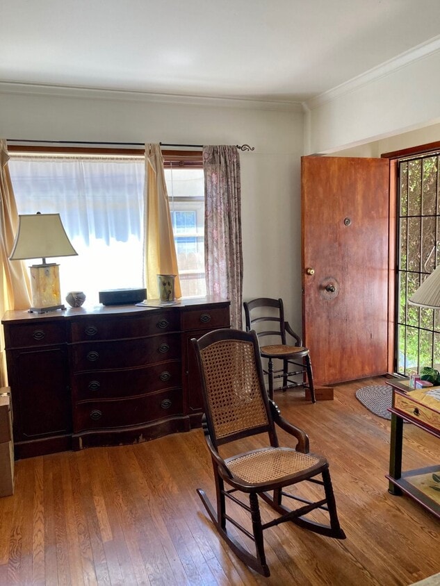Entry - 1244 S Point View St