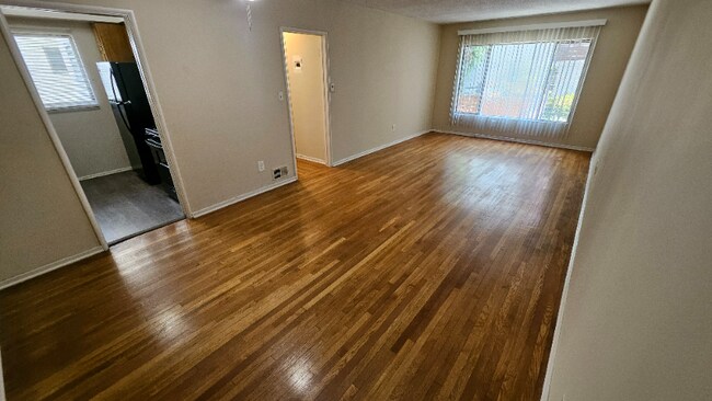 Foto del edificio - 8315 Clinton Ave