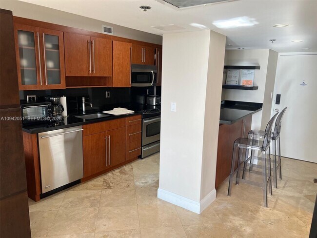 Foto del edificio - 100 Lincoln Rd