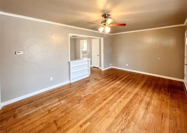 Building Photo - 208 E 14th St