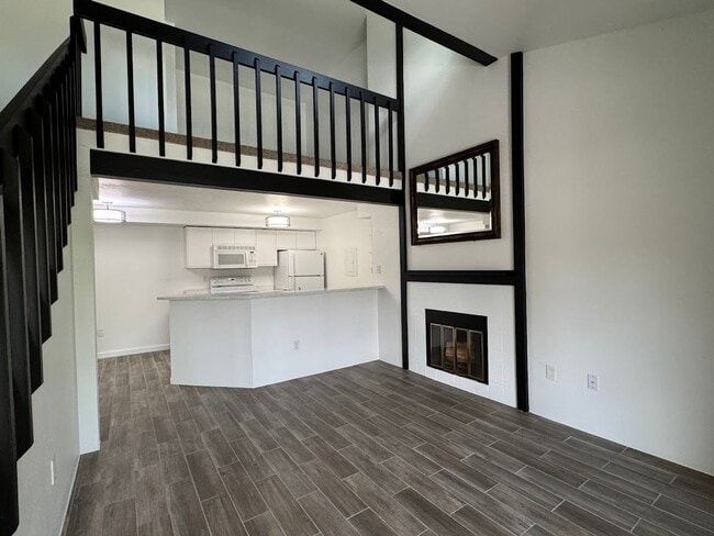 Foto del edificio - Beautifully Remodled 2 Bed 2 Bath Top Floo...