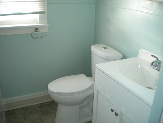 Building Photo - 2 bedroom 1 bath with detached garage