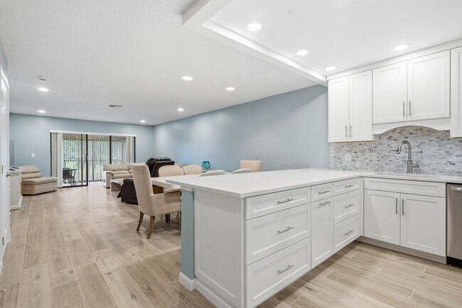 Building Photo - 9292 Vista Del Lago