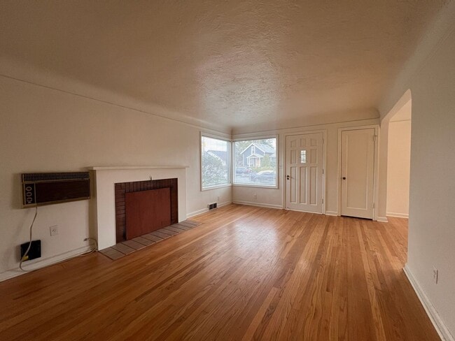 Building Photo - APPLICATION PENDING - Charming Two Bedroom...