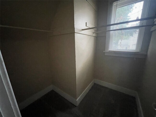 Foto del edificio - 330 E 3rd St