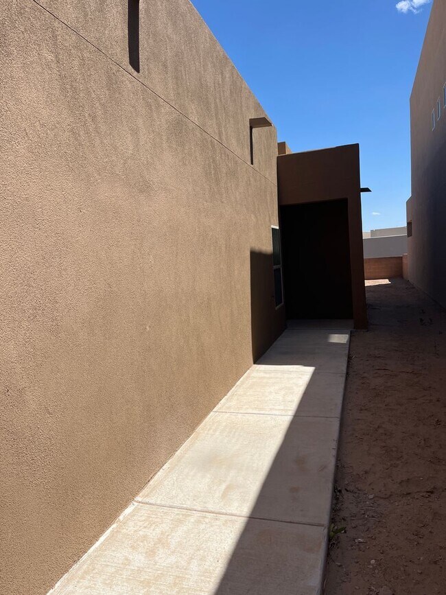 Foto del edificio - 1 year young Los Lunas home