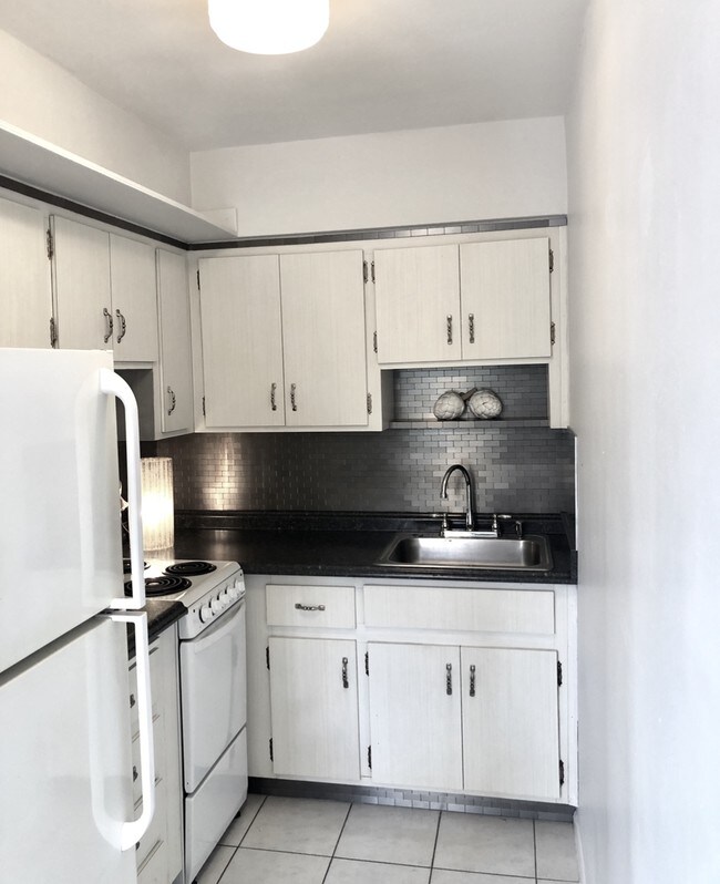 Vista completa de la cocina - 1810 E Oakland Park Blvd