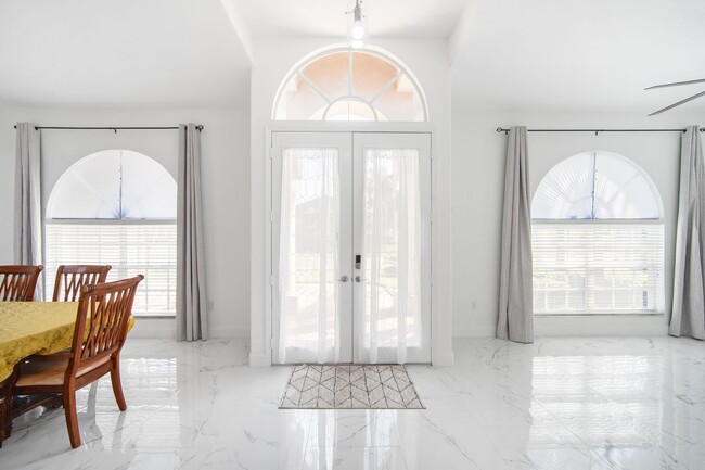 Foto del edificio - Enjoy the luxury living in Kingshyre, a hi...