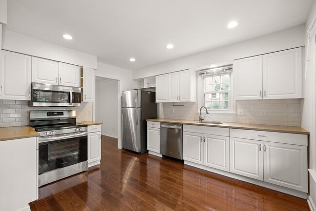 Building Photo - Lovely Home in Mendenhall Village