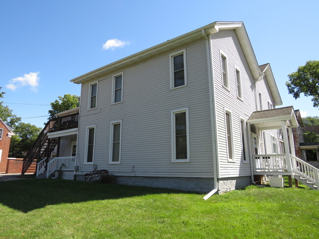 Building Photo - 306 E Main St