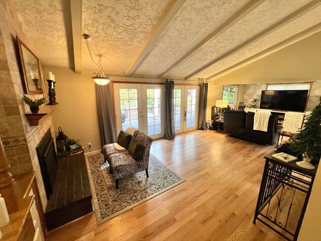 Building Photo - Beautiful Custom 3bd 2.5 bath Hardwood in ...