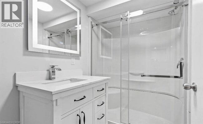 Photo du bâtiment - 304 First Ave