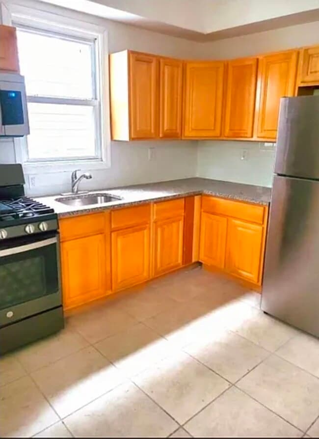 Building Photo - 36 Yates Ave