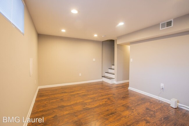 Building Photo - 2 br, 1 bath House - 4709 Jay St NE (#B)