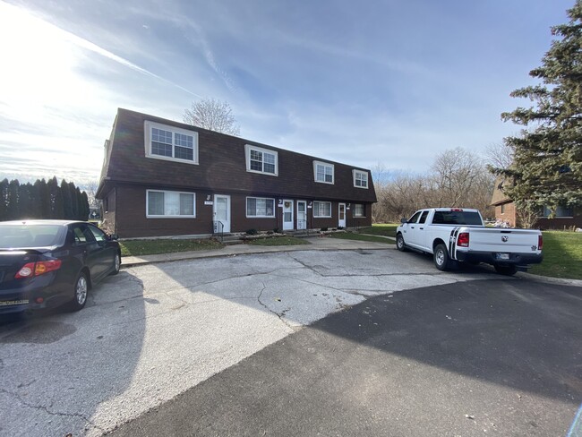 front - 5793 Creekview Ct W