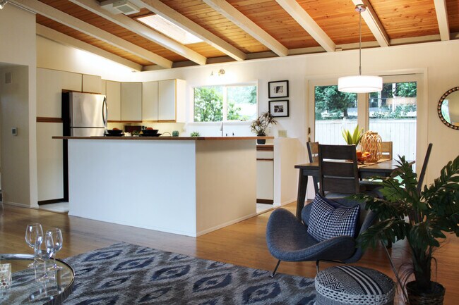Building Photo - Amazing Rambler in West Bellevue