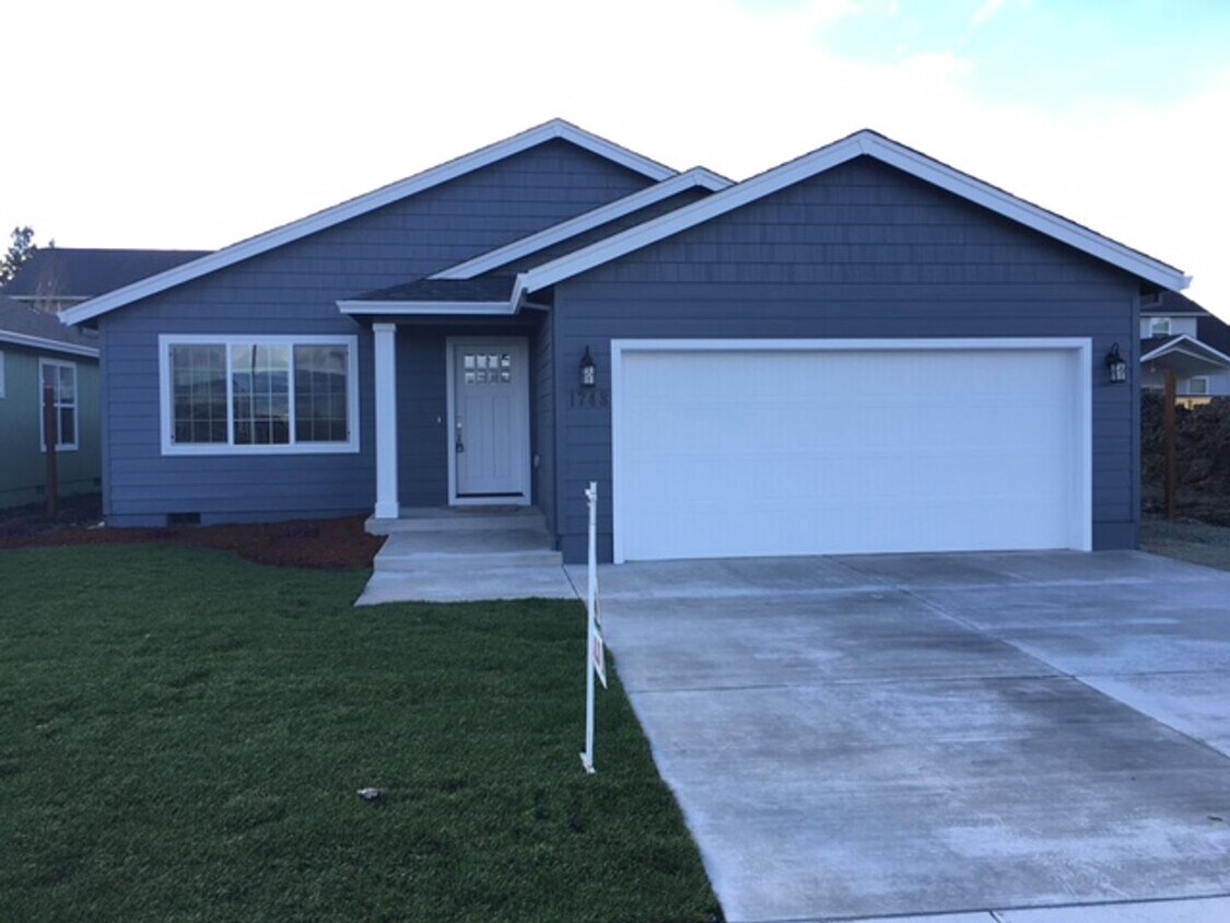 Foto principal - CUSTOM 3 BEDROOM, 2 BATH HOME NEAR SOUTH MEDFORD HIGH SCHOOL