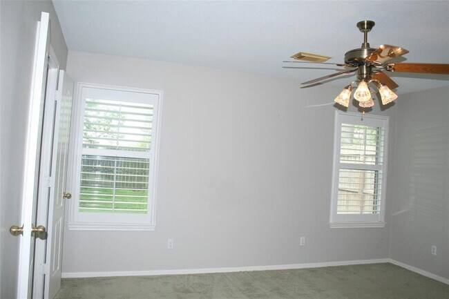 Foto del edificio - 302 Friends Knoll Ln