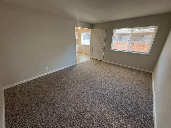 Building Photo - Luxurious 2-Bedroom, 1 Bath Duplex unit in Citrus Heights