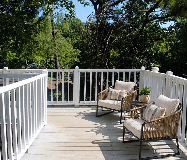 Foto del edificio - Charming 2-Bedroom Condo in a Peaceful, Tree-Lined Community – Minutes from Uptown Charlotte