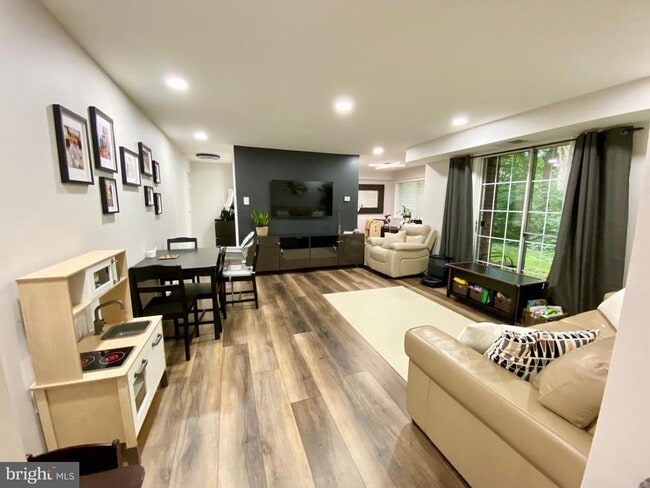 Building Photo - 1533 Colonial Dr