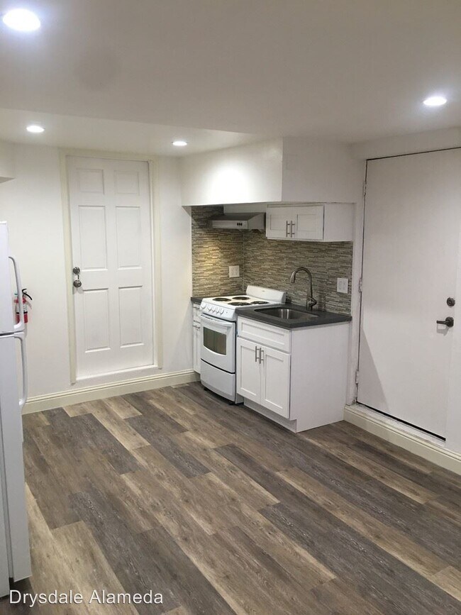 Foto del edificio - Studio, 1 bath House - 1549 Bay Street