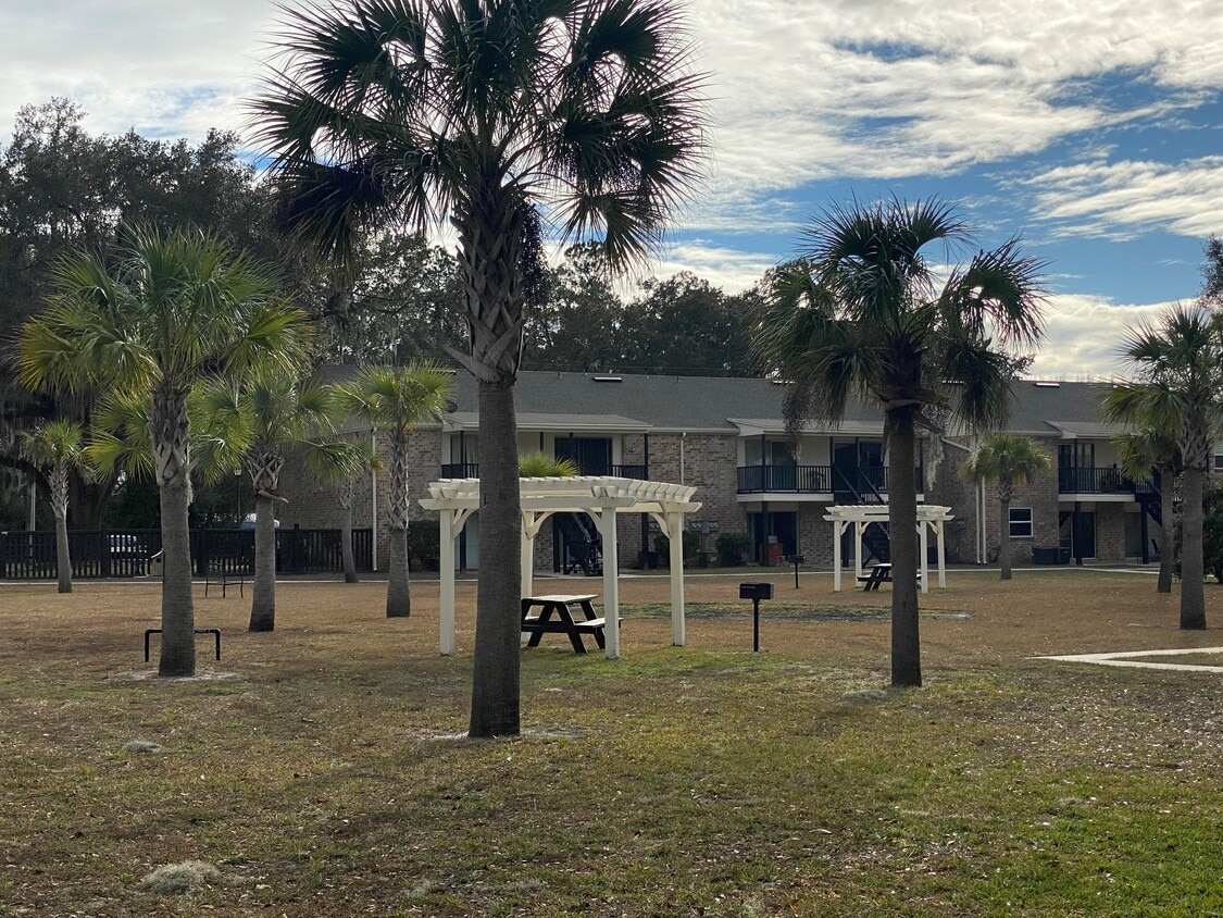 Eastwood Oaks Apartments Apartments in Hilliard, FL