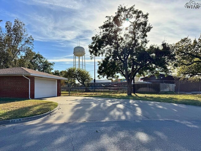 Building Photo - 703 Pecan St
