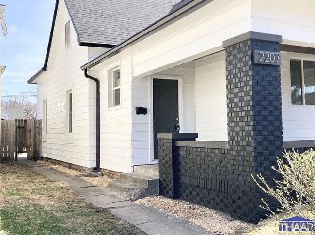 Building Photo - Charming North Side 2BR Home – Updated & M...