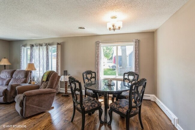 Building Photo - Rent: $1700 2 beds, 2 baths