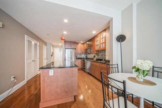 Foto del edificio - 1125 Maxwell Ln
