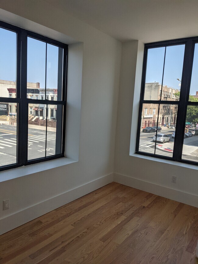 Building Photo - 1520 St Johns Pl