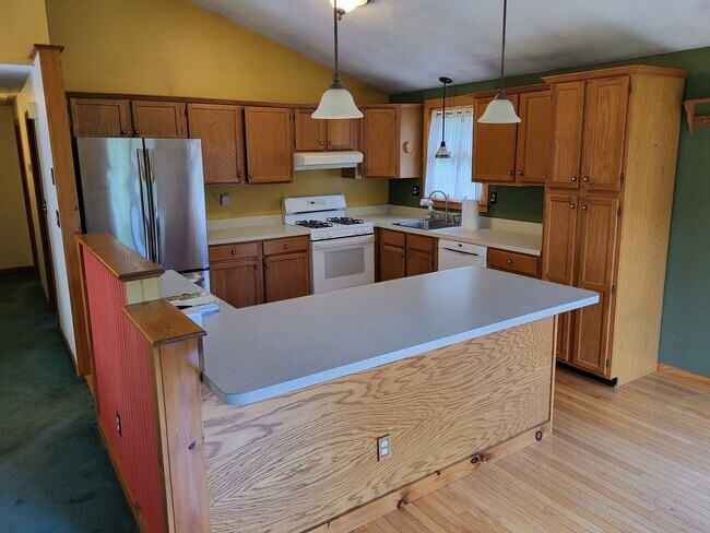 Kitchen/Kitchen Island - 12 Apple Orchard Dr