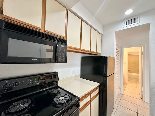 Building Photo - 1/1 Apartment Walking Distance to UT