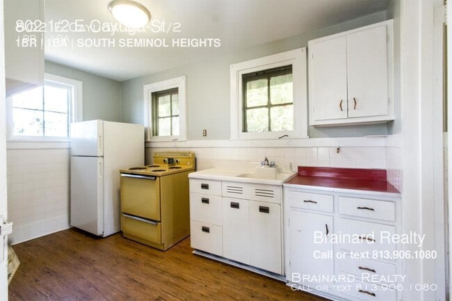 Building Photo - 802 E Cayuga St
