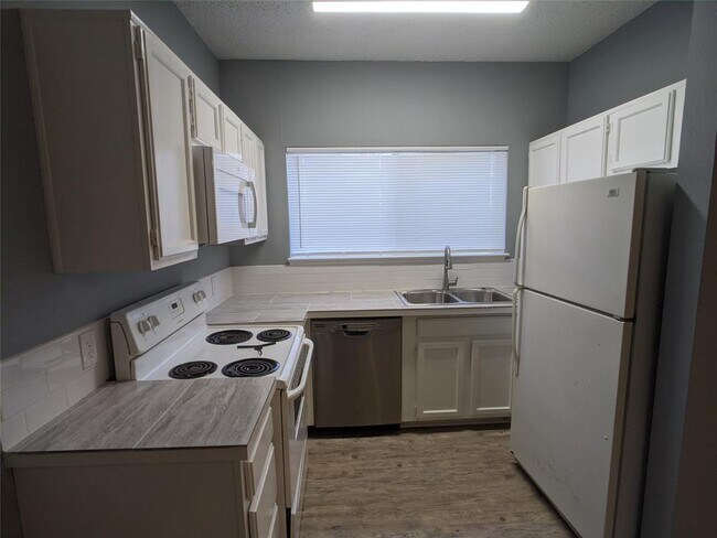 Building Photo - 7126 Holly Hill Dr