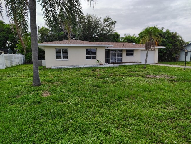 Building Photo - 5220 Versailles Ct