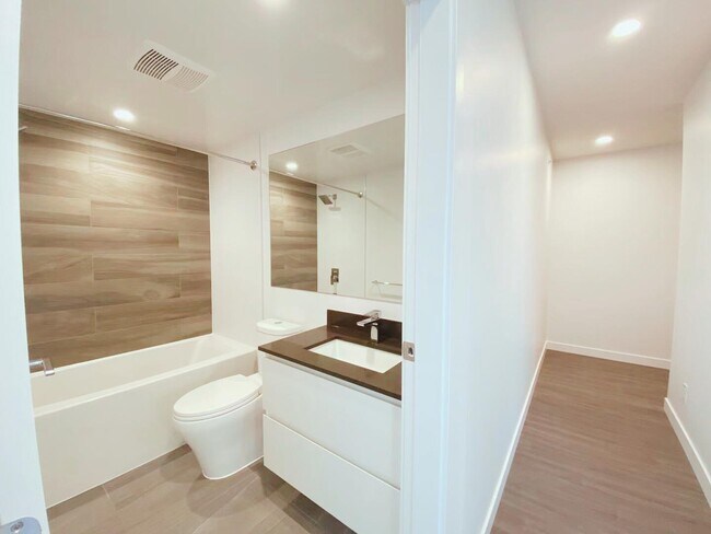 Photo du bâtiment - 13615 Fraser Hwy