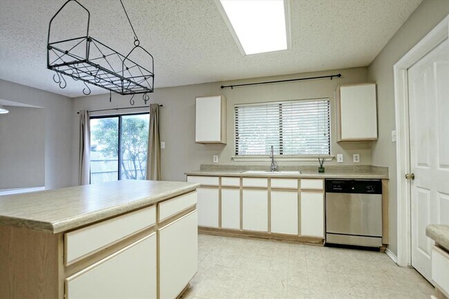 Foto del edificio - 1353 Lakeside Loop