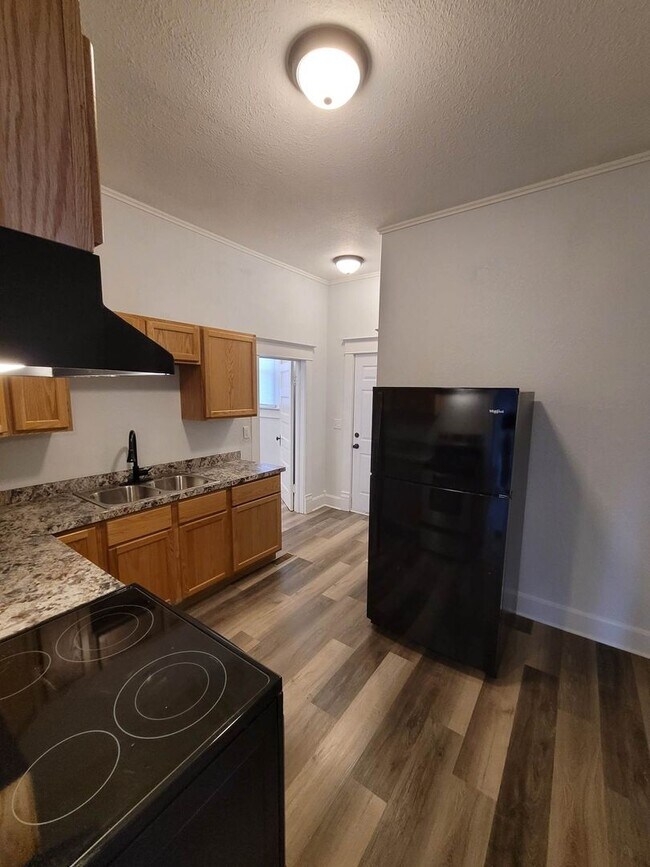 Building Photo - 3 Bedroom 1 Bathroom Home  with garage, Mo...