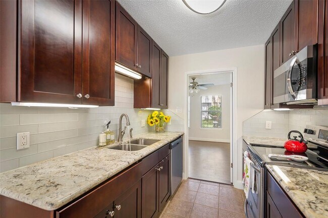 Foto del edificio - 14524 Misty Meadow Ln