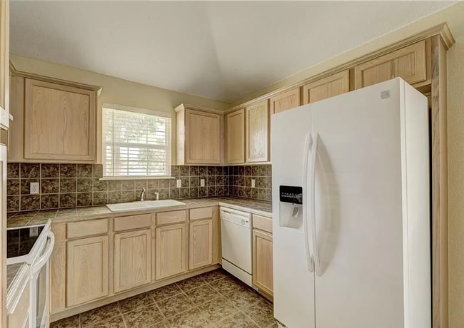 Building Photo - Gorgeous 3 bedroom 2 Bath and 2 Car Home in the Heart of Yukon