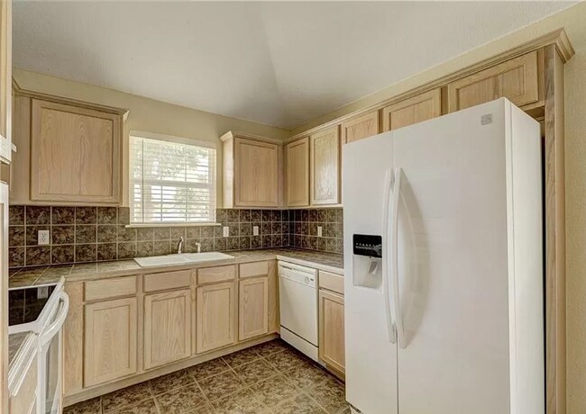 Foto del edificio - Gorgeous 3 bedroom 2 Bath and 2 Car Home in the Heart of Yukon